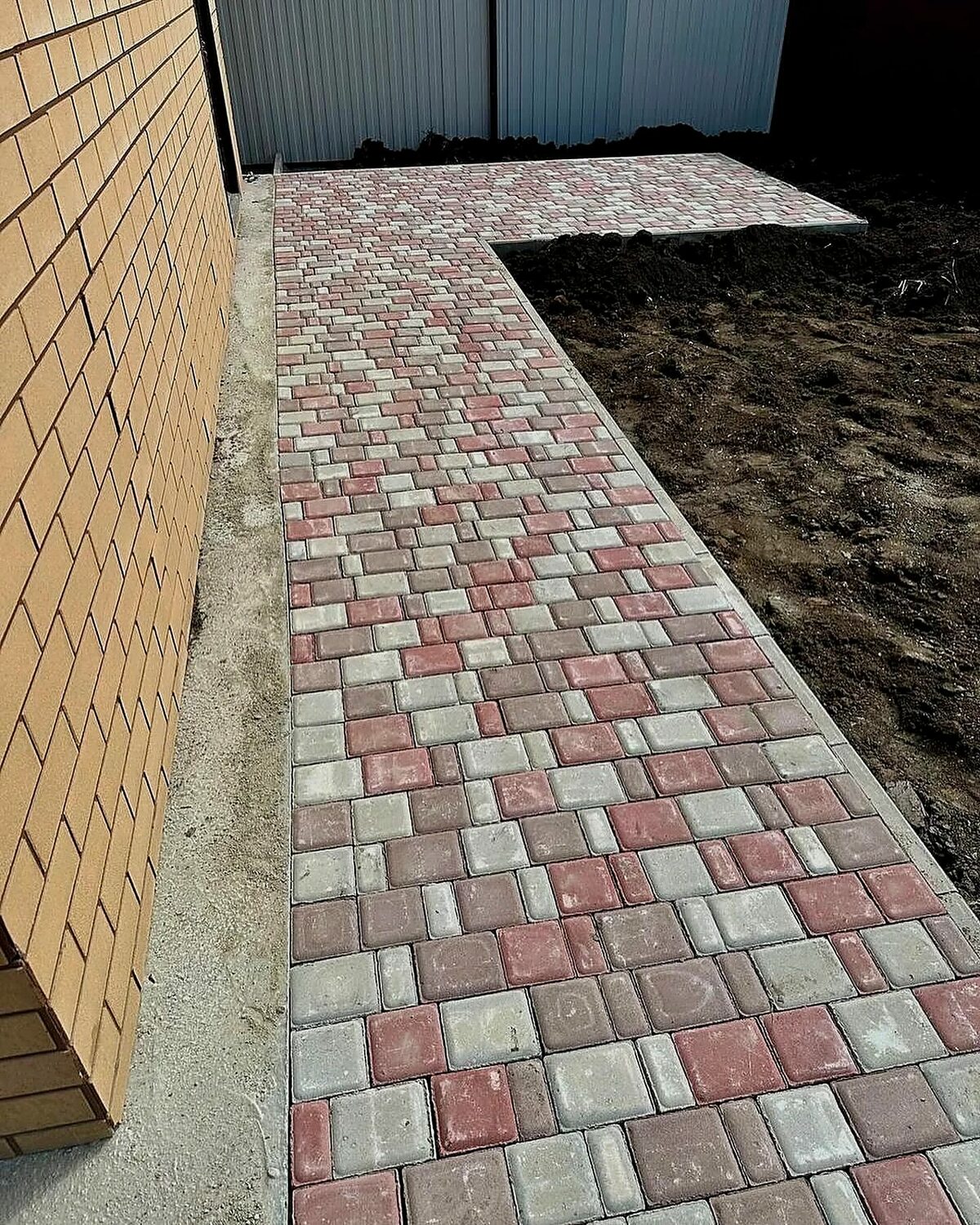 Площадка из светлой плитки, дополнительный ракурс 2
