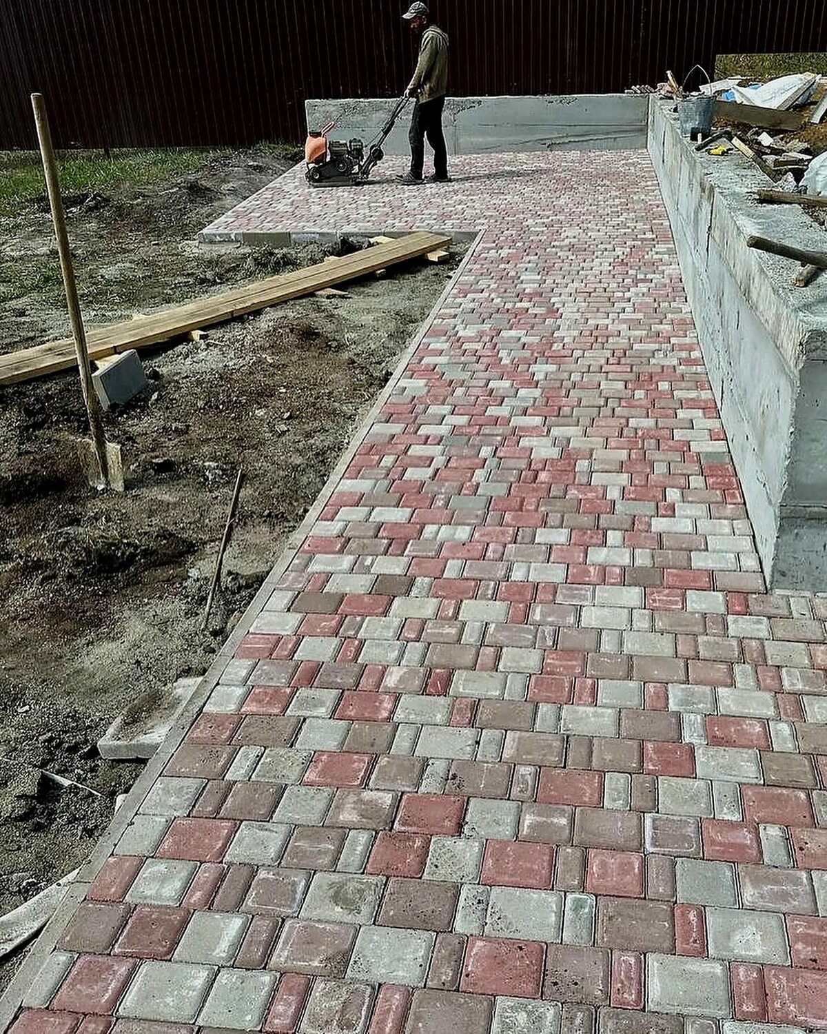 Дорожки у дома из красной и серой плитки, дополнительный ракурс 2
