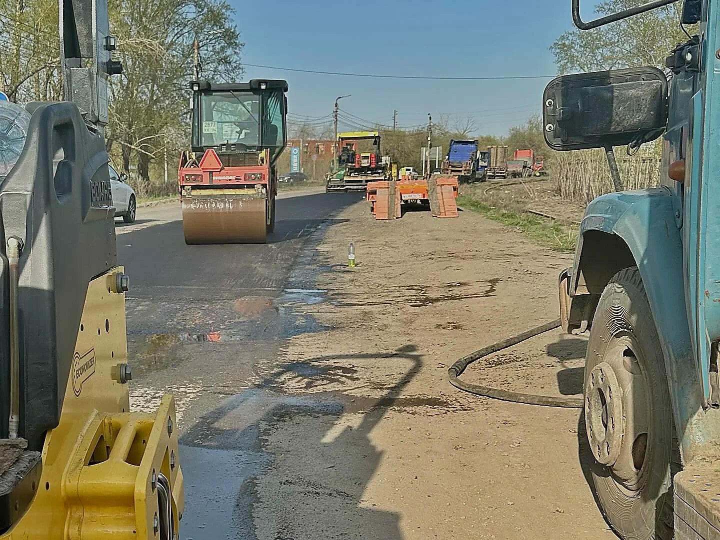 Дорожки у дома из красной и серой плитки, дополнительный ракурс 5