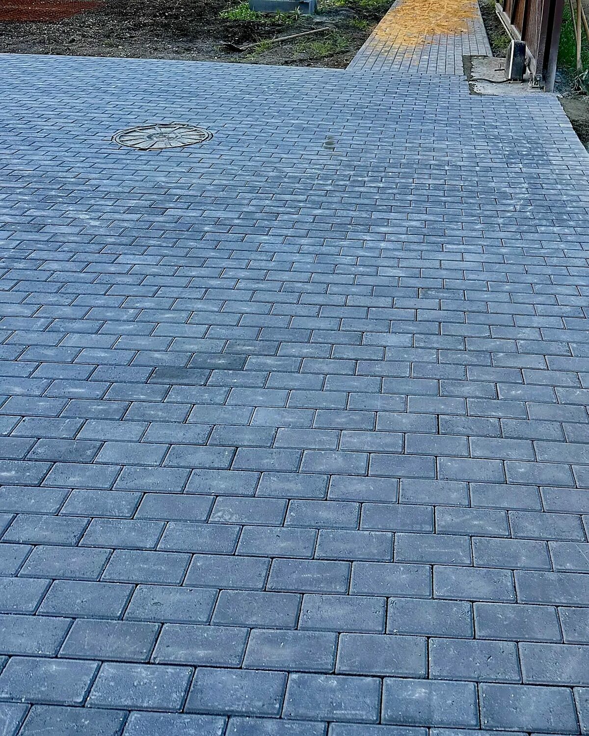 Двор из серой плитки