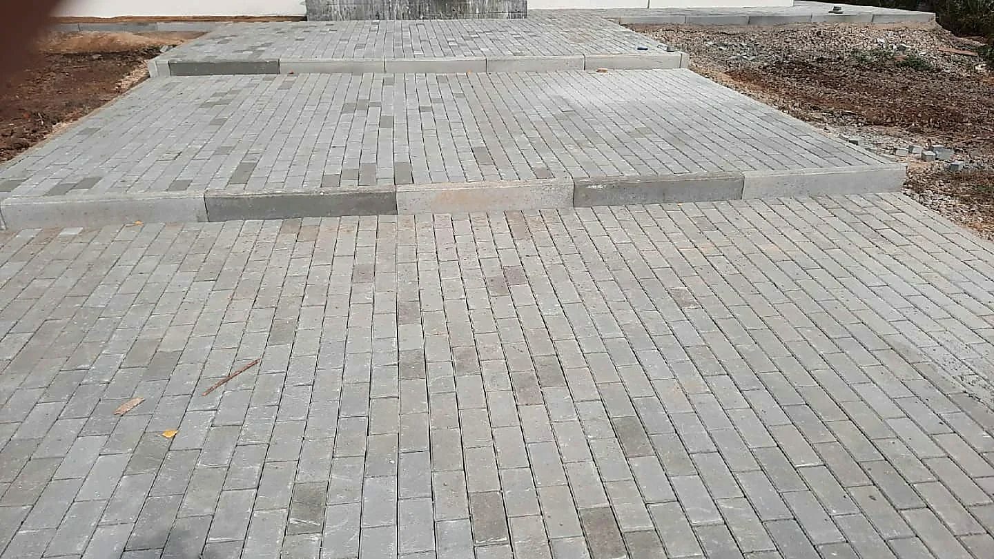 Дорожка из серой плитки, дополнительный ракурс 2