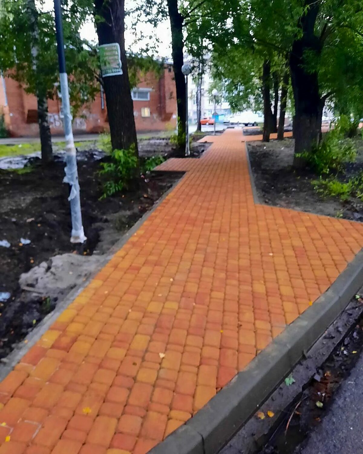 Пешеходная зона из цветной плитки