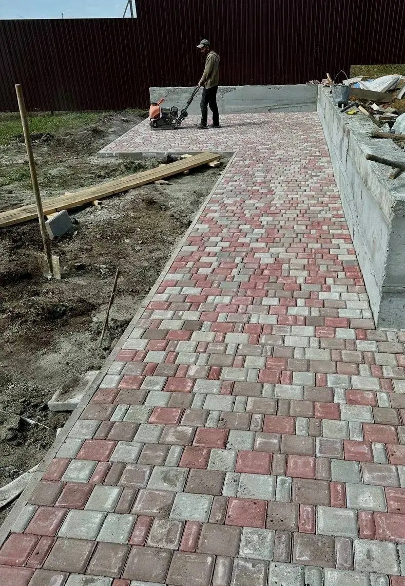 Устройство покрытия из тротуарной плитки