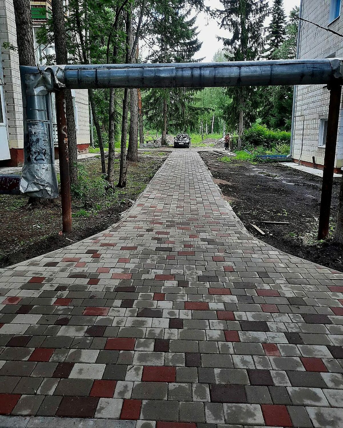 Пешеходные дорожки из серой и красной плитки
