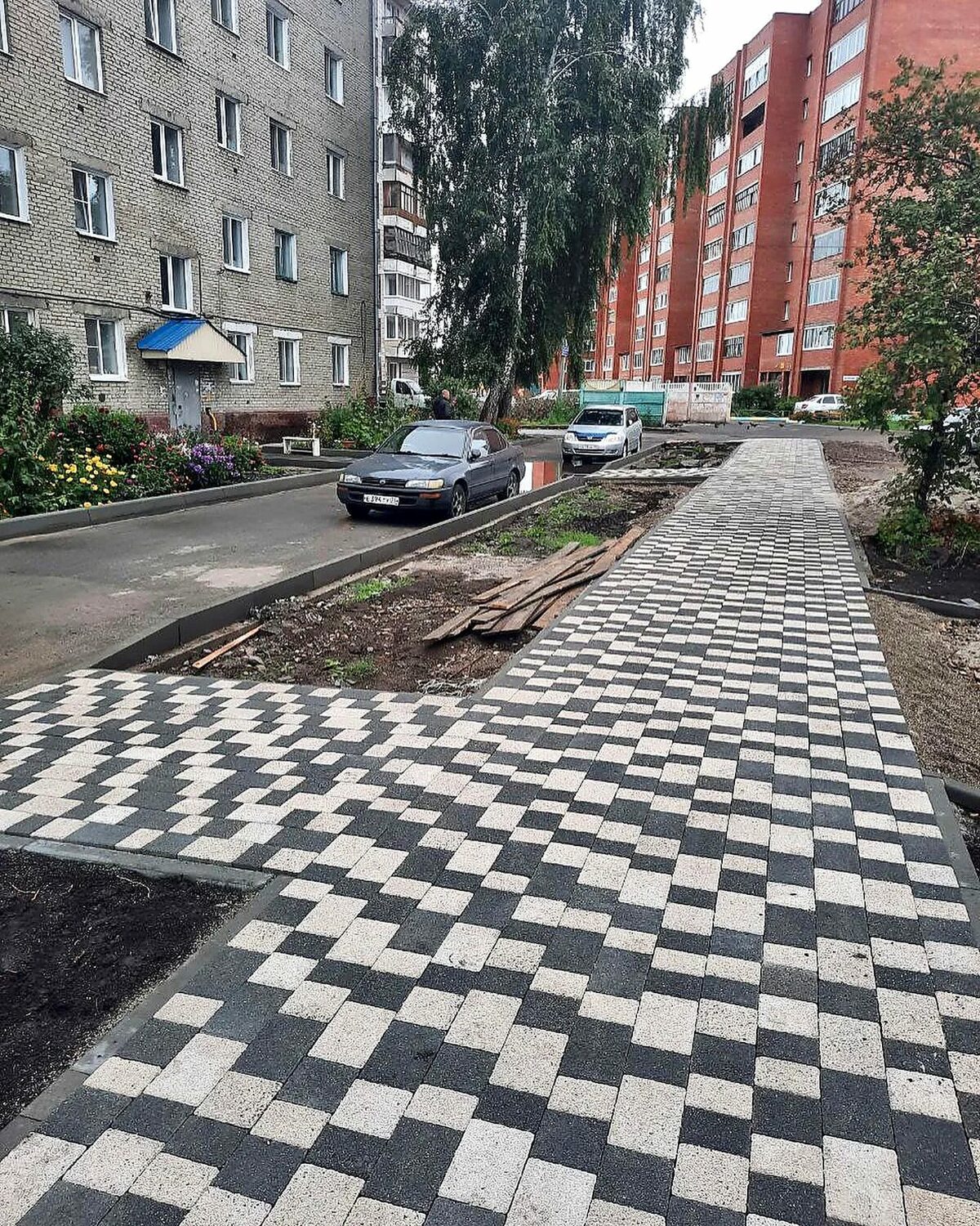 Двор из коричневой плитки, дополнительный ракурс 2