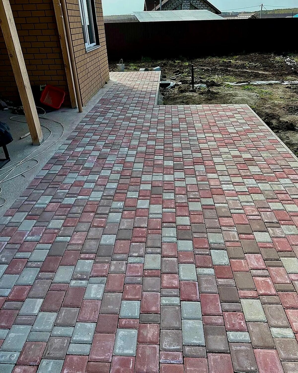 Дорожки у дома из красной и серой плитки, дополнительный ракурс 3