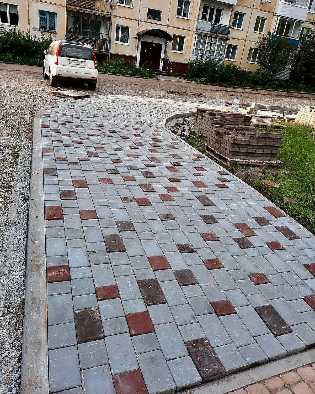 Пешеходные дорожки из серой и красной плитки, дополнительный ракурс 4