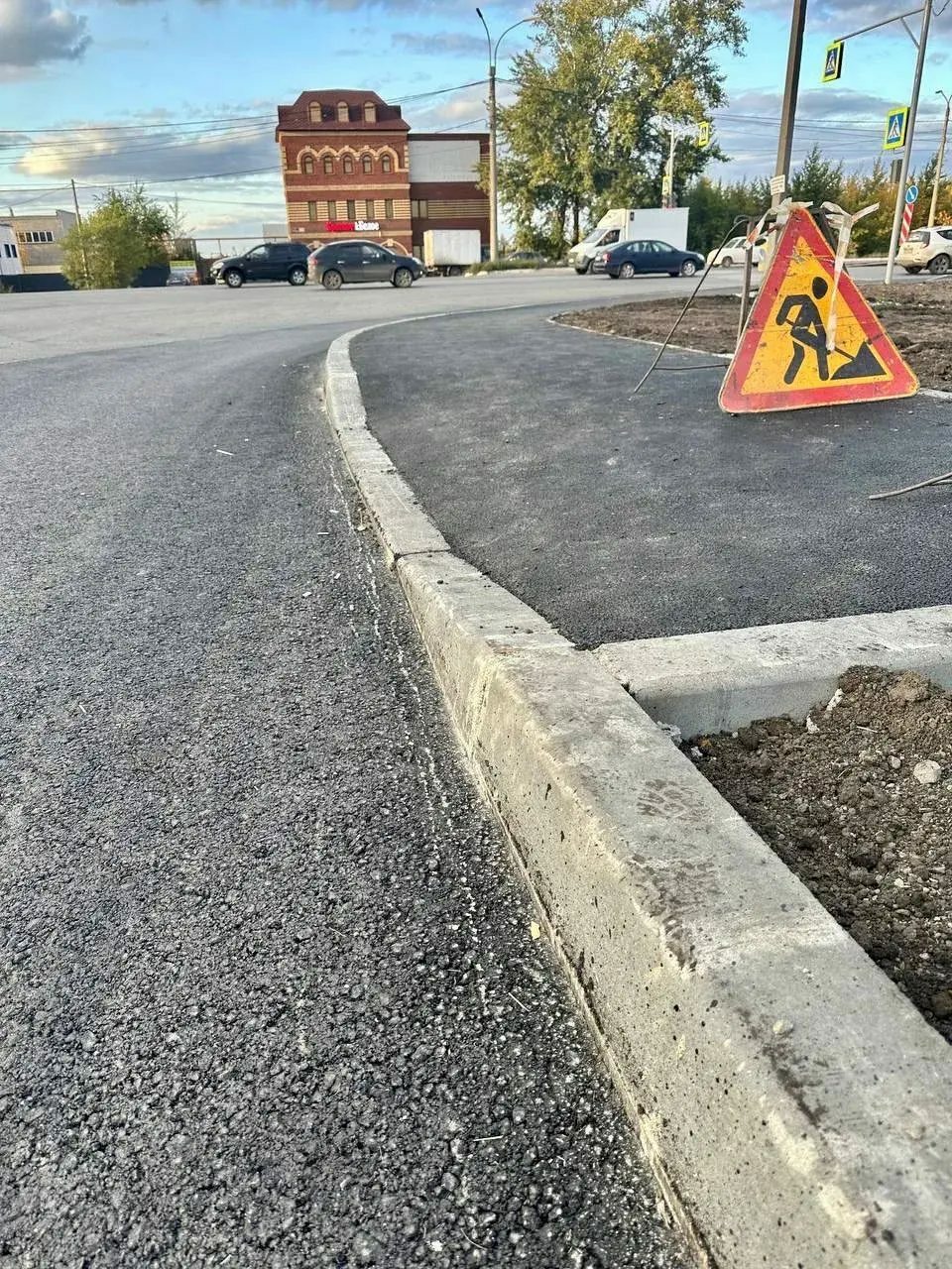 Асфальтированная дорожка с поворотом