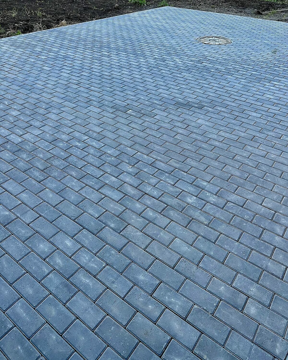 Двор из серой плитки, дополнительный ракурс 2