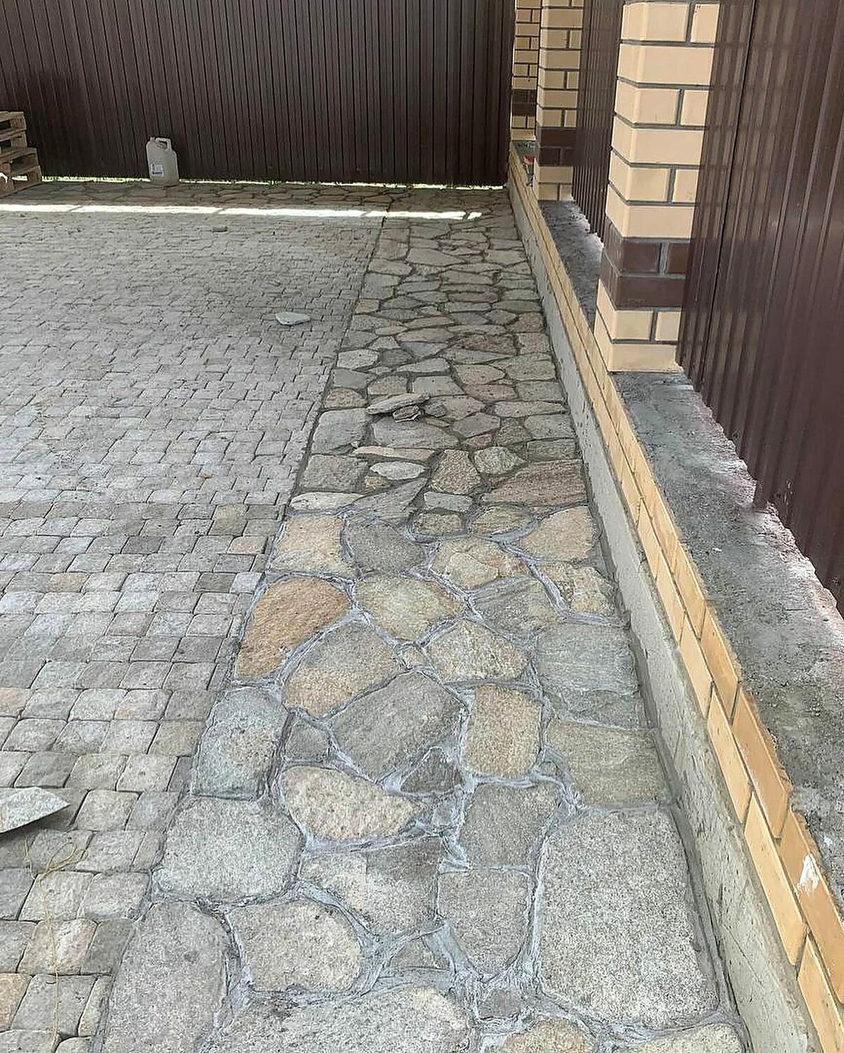 Дорожка из серой плитки